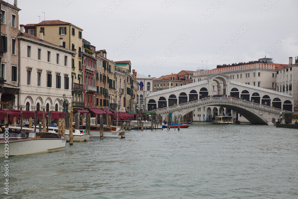 Ponte di Rialto on Grand Canal in Venice 4930