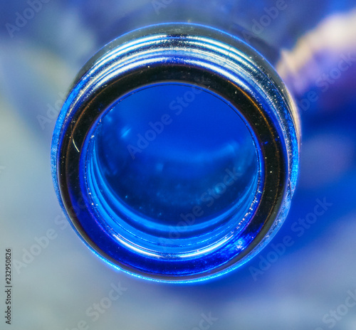 Blaue Flasche mit Hals photo