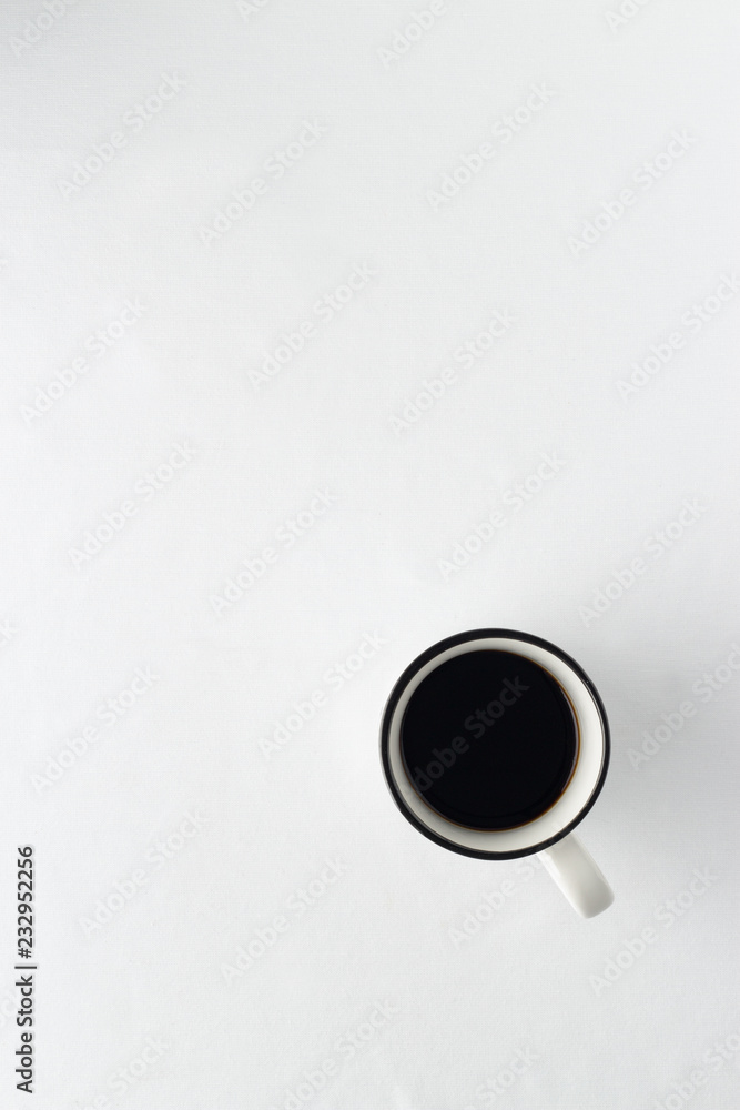 Kaffeetasse aus Emaille mit frischen Kaffee Kaffeetasse aus Emaille mit frischen Kaffee