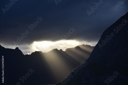 Norwegen, Reine, Moskenes, Lofoten, Abend, Abendstimmung, Wolken, Sonnenstrahl, Sonnenstrahlen, Sonne, Reinefjorden, Fjord, Nacht, Dämmerung, Dämmerschein photo