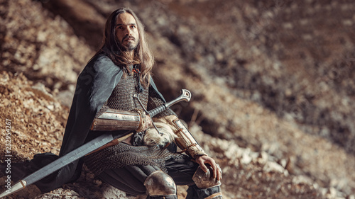 Obraz na plátně Long haired knight with the two-handed sword
