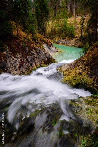 Wasserfall in den Alpen von der M  ndung Hochkant