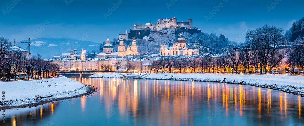 Obraz premium Salzburg old town at twilight in winter, Austria