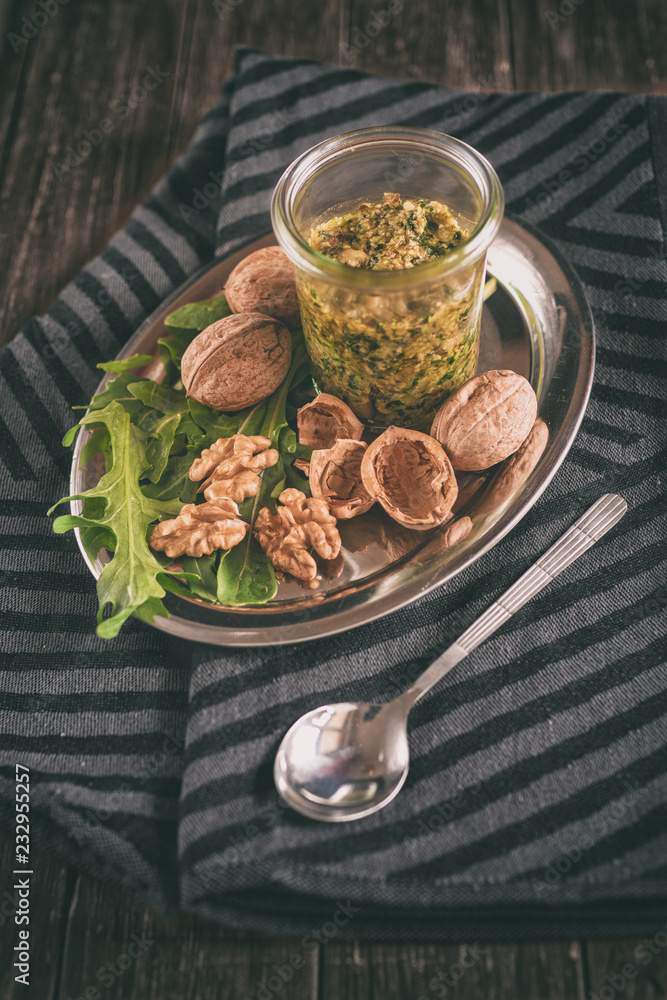 Selbstgemachtes Pesto in einem Glas Selbstgemachtes Pesto in einem Glas