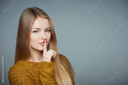 Fényképezés Girl saying secret news gossip looking aside