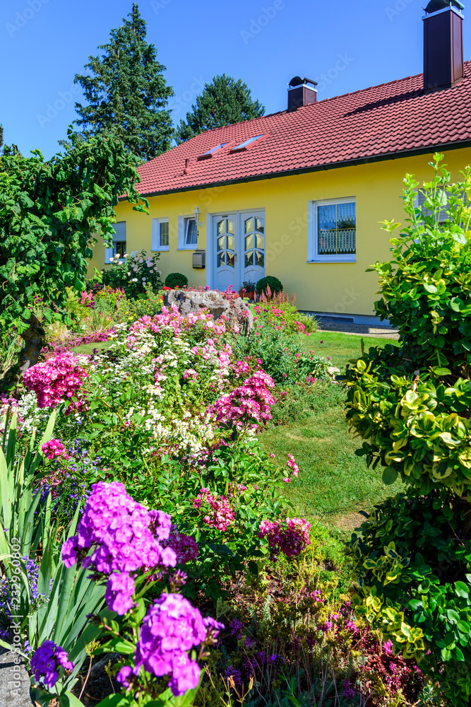 idyllisch gelegenes Einfamilienhaus mit farbenprächtigem Vorgarten
