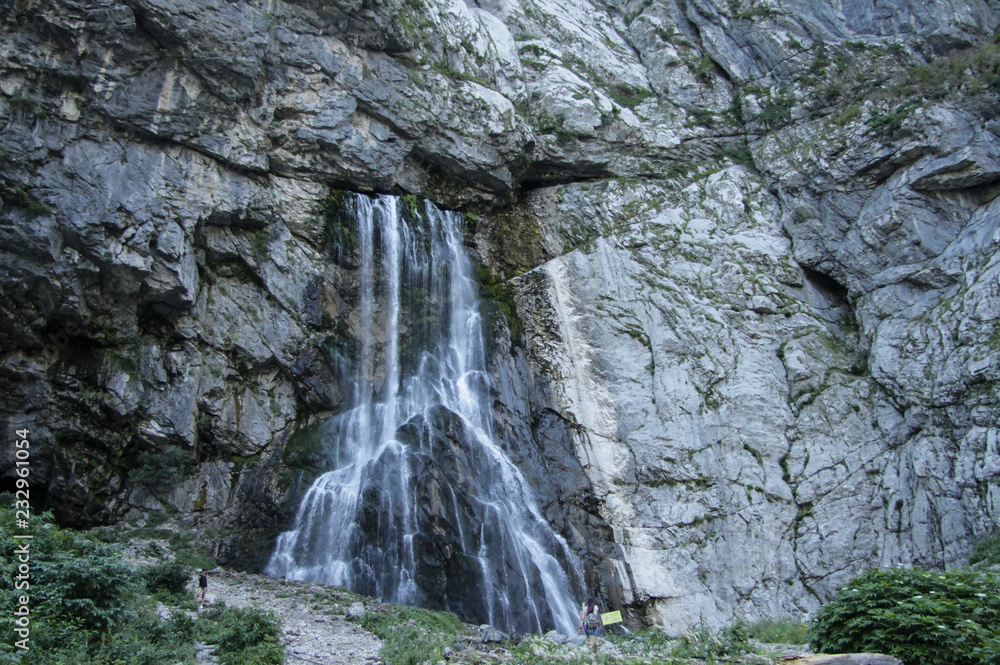 Naklejka premium Vertical picturesque natural landscape mountain waterfall