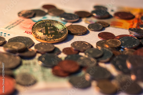 Bitcoin Münze umgeben von Fiatgeld