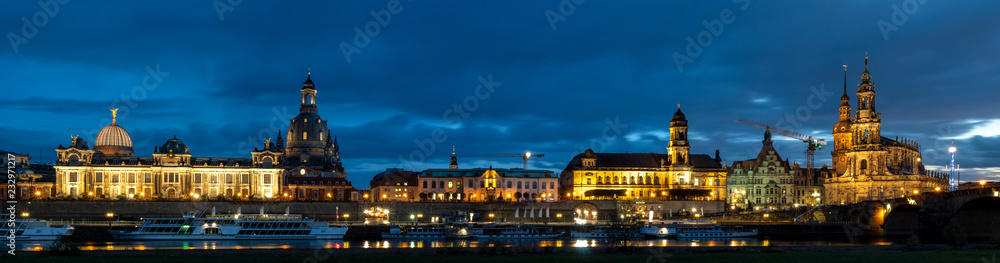 Dresden - Panorama mit Elbufer in der blauen Stunde