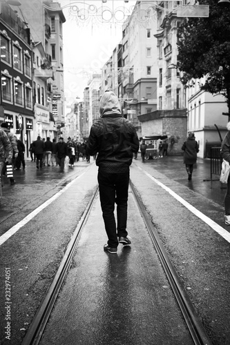 Obraz na płótnie Walking alone 