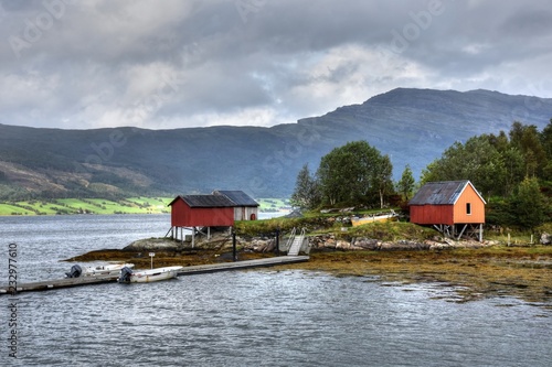 Norwegen, Fähre, Autofähre, Wolken, bedeckt, Regen, Anleger, Fähranleger, Bootsschuppen, Rorbu, Ebbe, Tang, Seetang, Levang, Nesna, Rampe, Hafen, Ranfjorden, Fjord,  photo