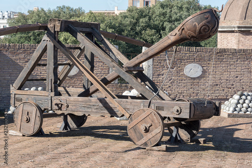 Obraz na płótnie Wooden Medieval Catapult Ballistic Device