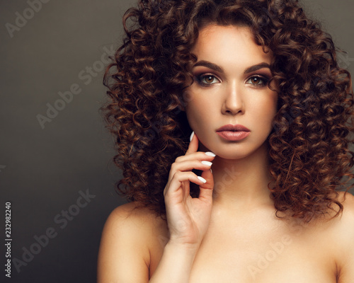 Quadro su tela Fashion studio portrait of beautiful smiling woman with afro curls hairstyle