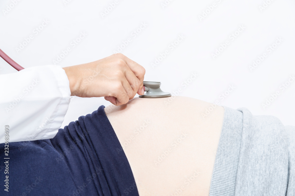 仰向けに寝た妊婦のお腹を聴診器で診察する女医の手元のアップ 妊娠 診察 臨月 検査 産婦人科 女医イメージ Foto De Stock Adobe Stock