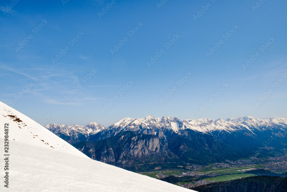 Alpenpanorama vom Skihang über das Tal