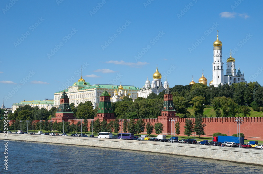 Obraz premium Beautiful summer view of the Moscow Kremlin, the Kremlin embankment on a Sunny day, Russia