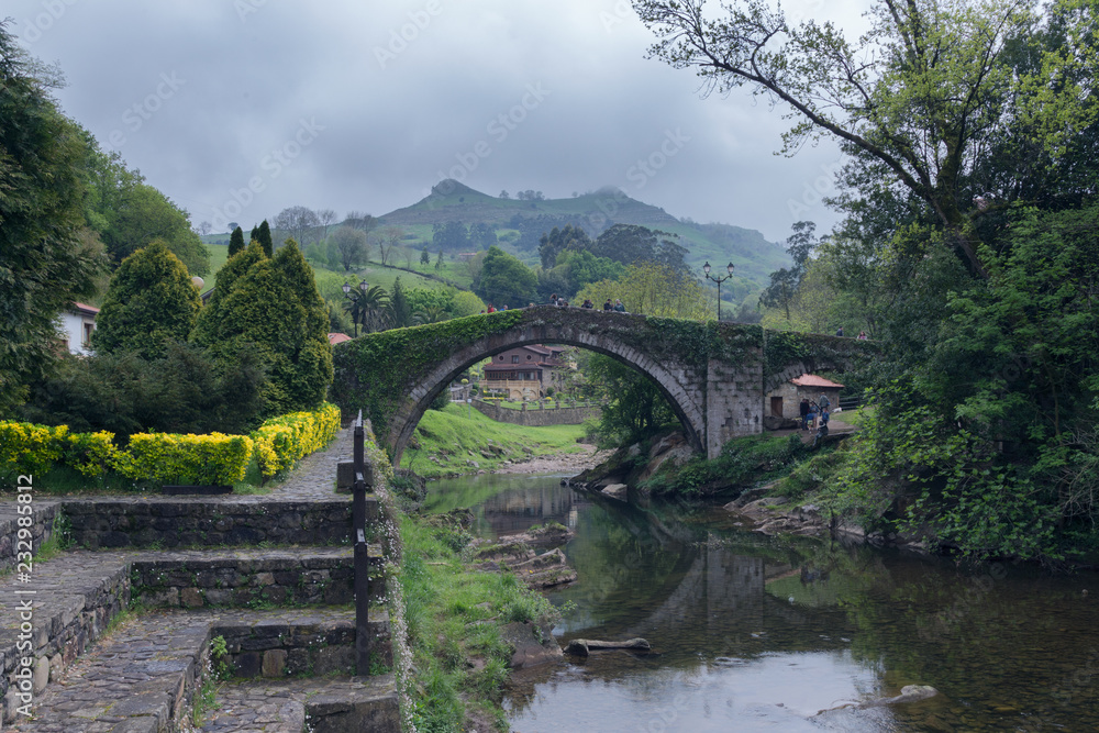 Puente de liérganes y montañas Puente de liérganes y montañas