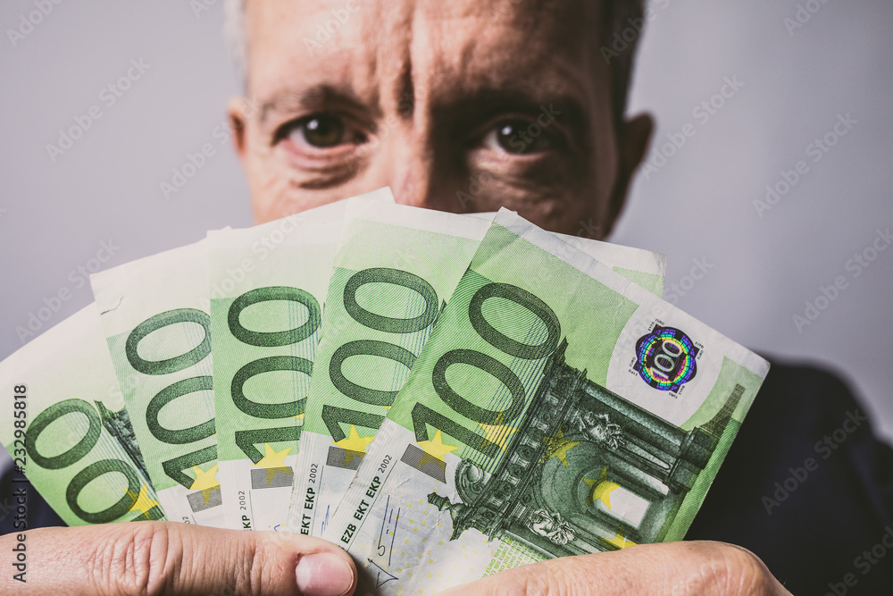 Euro, Geld, Mann hält Geldscheine in der Hand Stock-Foto | Adobe Stock