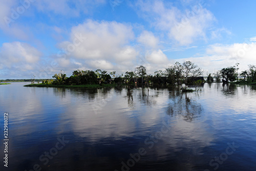 Wasserspiegel des Amazonas mit blauem Himmel und weissen Wolken © chertioga