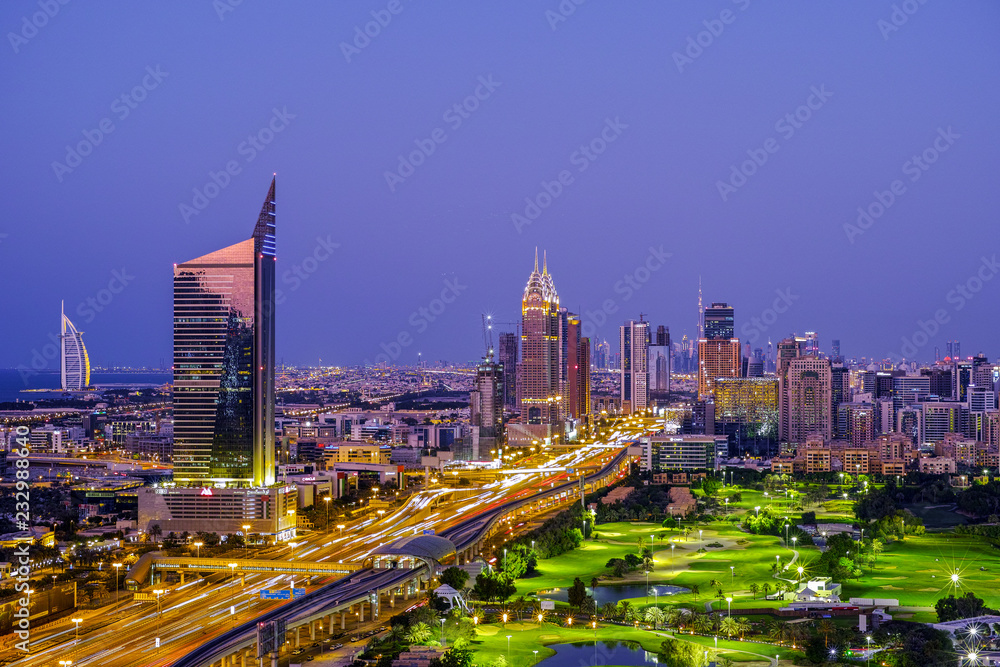 Blaue Stunde in Dubai mit Blick auf der Autobahn