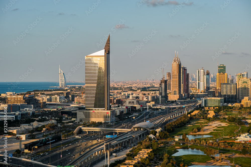 Obraz premium Dubai Abendrot von oben mit Blick auf der Autobahn