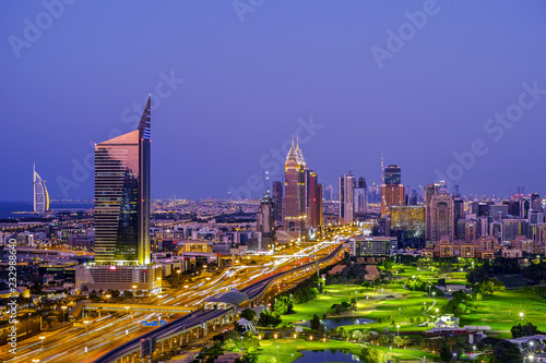 Blaue Stunde in Dubai mit Blick auf der Autobahn