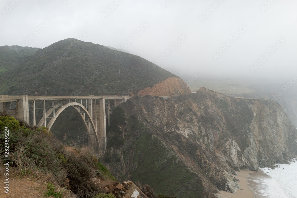Obraz premium Epic bridge over the river on the pacific coast