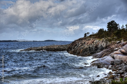 Norwegen, Fv17, Fv 17, Küstenstraße, Kystriksveien, Forvik, Vevelstadsundet, Sund, Küste, Strand, Stein, Insel, Wolken, Sturm, Herbst, Nordland, Hamnøya photo