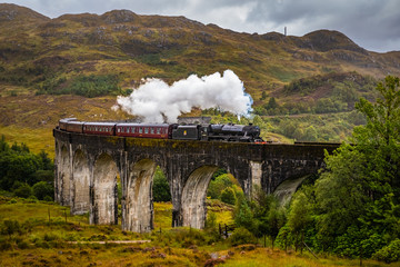 Keuken achterwand Glenfinnanviaduct Trein op historisch Glenfinnan viaduct  © Marcin