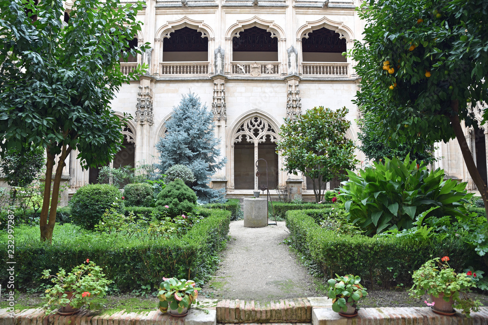 Jardin du monasttère San Juan de los Reyes à Tolède en Espagne