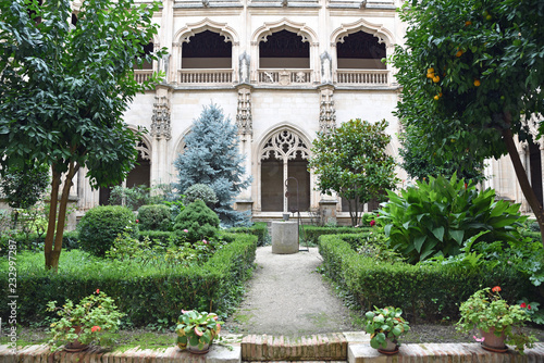 Jardin du monasttère San Juan de los Reyes à Tolède en Espagne