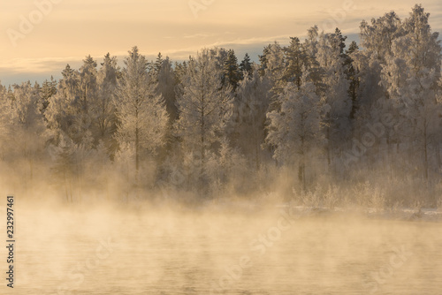 Winter an einem Fluss in Schweden