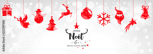 Fototapeta Naklejka Na Ścianę i Meble -  Carte de Noël avec boules suspendues