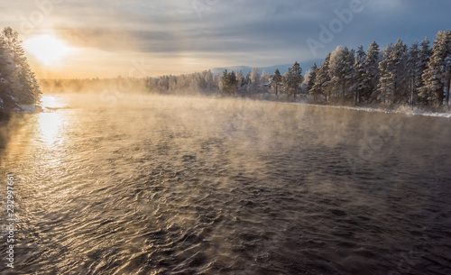 Winter an einem Fluss in Schweden