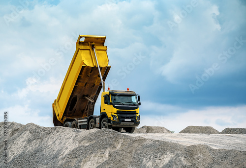 Konstfotografi truck with raised body