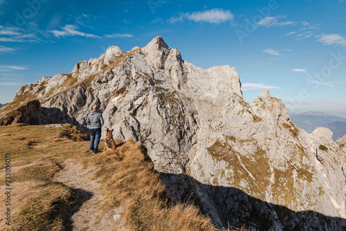 Εκτύπωση καμβά Active man with dog looking at high mountains
