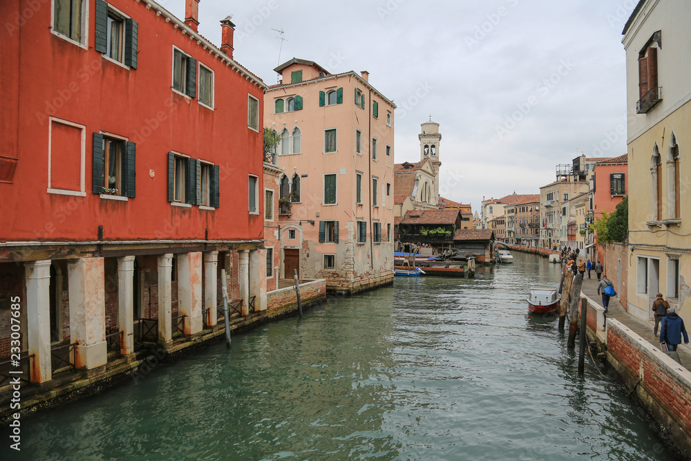 Venedig bei Hochwasser: Kanal mit Blick auf die alte Bootswerft und Gondelwerkstatt San Trovaso