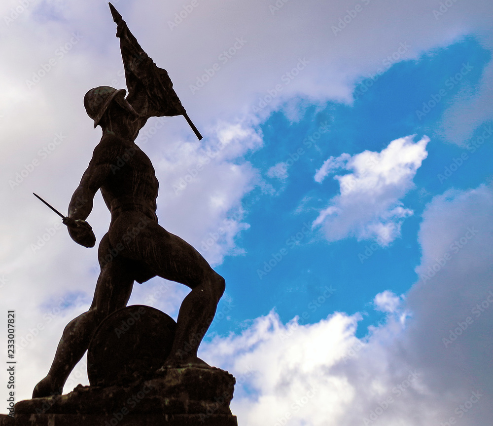 Naklejka premium Statue of the Fallen on the Background of Blue Sky