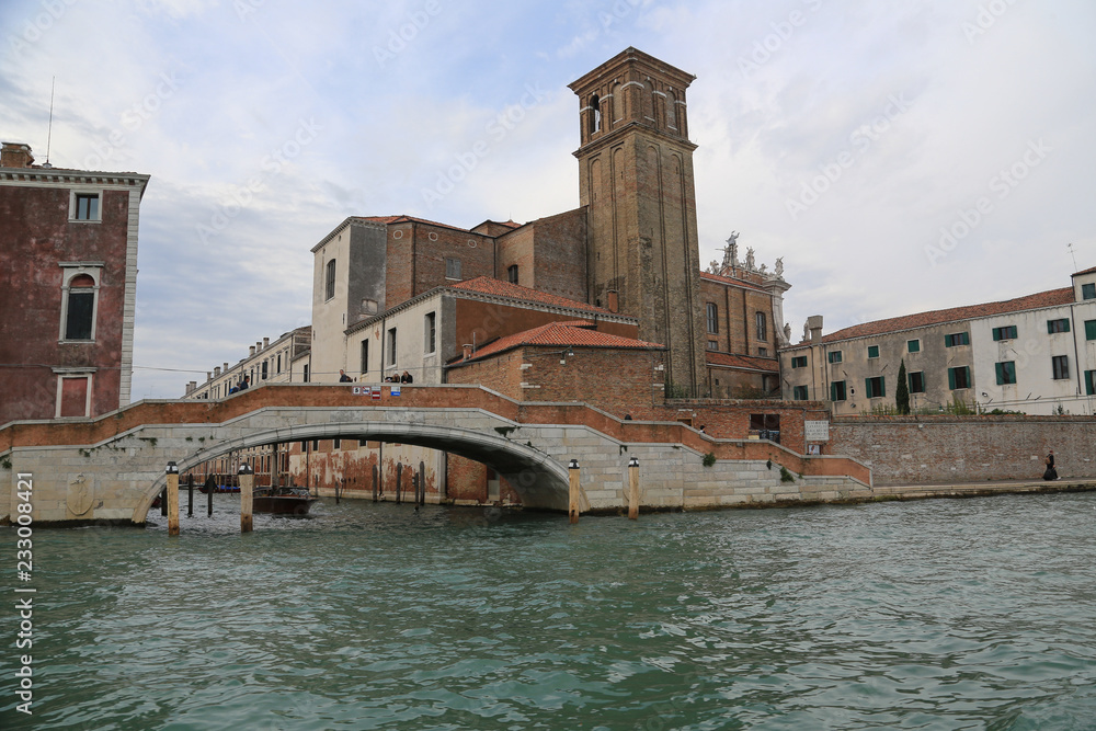 Venedig: Schifffahrt entlang des Stadtteils Cannaregio 