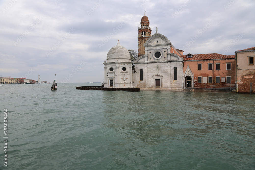 Schifffahrt entlang San Michele - der Friedhofsinsel von Venedig mit Blick auf die Insel Murano