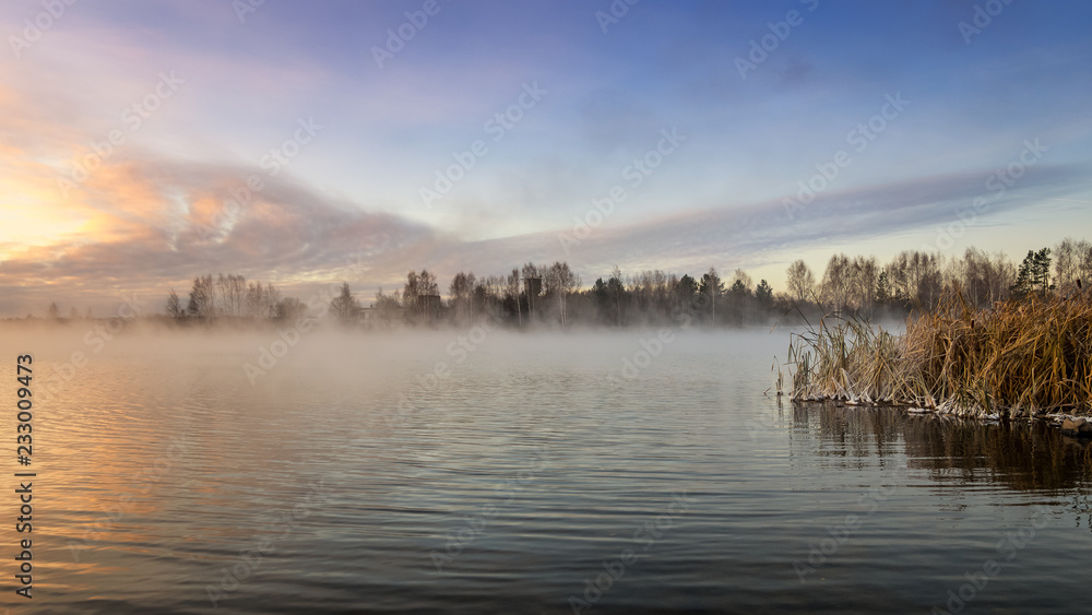 панорама морозного утра на озере с туманом, Россия, Урал, ноябрь