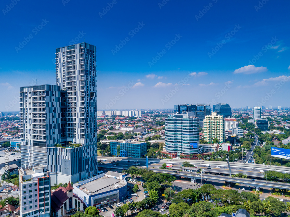 Obraz premium Widok z lotu ptaka na gród Dżakarty z błękitne niebo