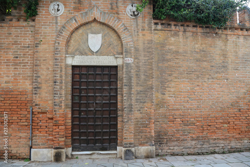 Venedig: Fassade und Eingang zum Wohnhaus des Malers Tiziano Vecellio photo