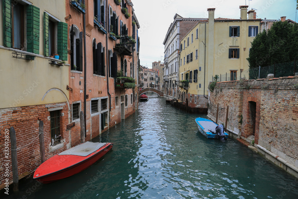 Venedig bei Hochwasser: Blick auf einen Kanal im Stadtteil Cannaregio