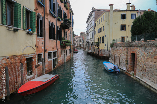 Venedig bei Hochwasser: Blick auf einen Kanal im Stadtteil Cannaregio © blickwinkel2511