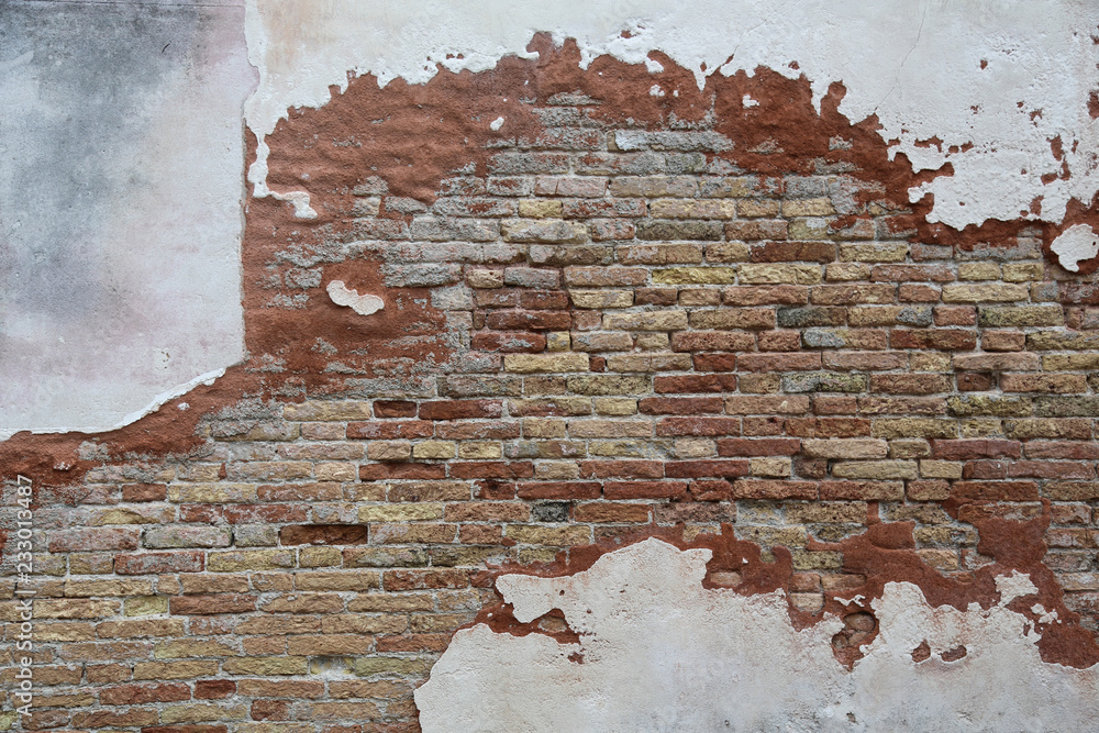 Obraz premium Wenecja: Zwietrzała ściana domu starej synagogi (fragment) w dzielnicy żydowskiej w dzielnicy Cannaregio