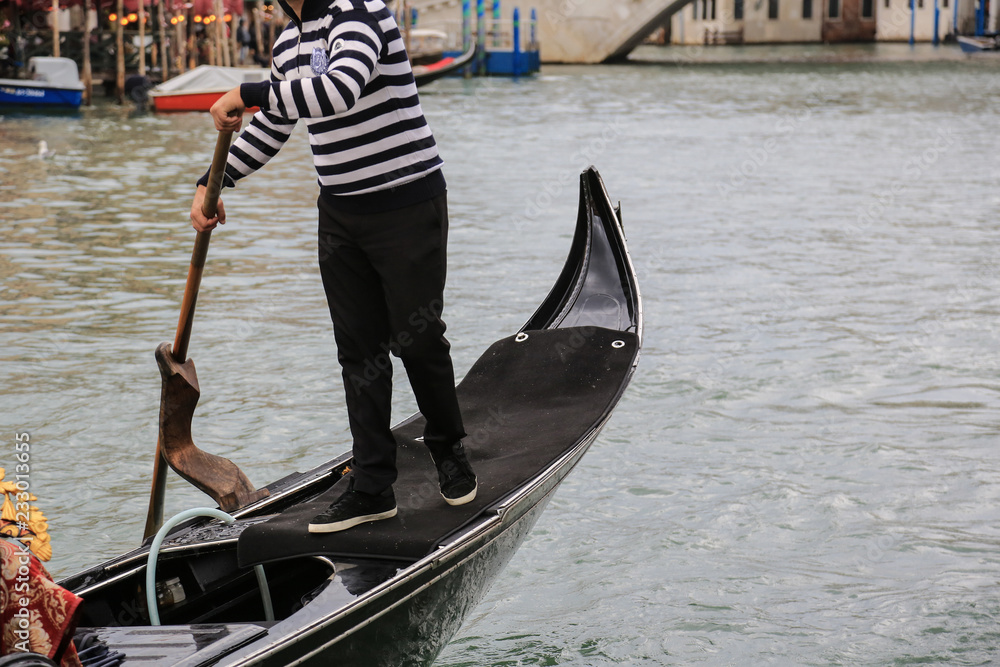 Venedig bei Hochwasser: Ein Gondoliere im Canal Grande vor der Rialtobrücke
