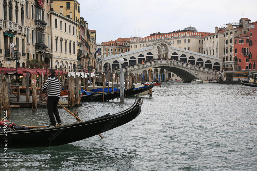 Venedig bei Hochwasser: Palast, Gondeln und Boote am Canal Grande vor der Rialtobrücke