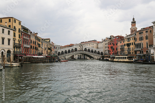 Venedig bei Hochwasser: Rialtobrücke, Paläste, Gondeln und Boote am Canal Grande  © blickwinkel2511