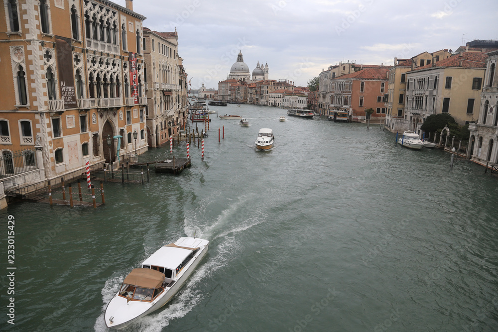 Venedig bei Hochwasser: Canale Grande mit Palästen, Schiffen und Blick auf die Basilika Santa Maria della Salute